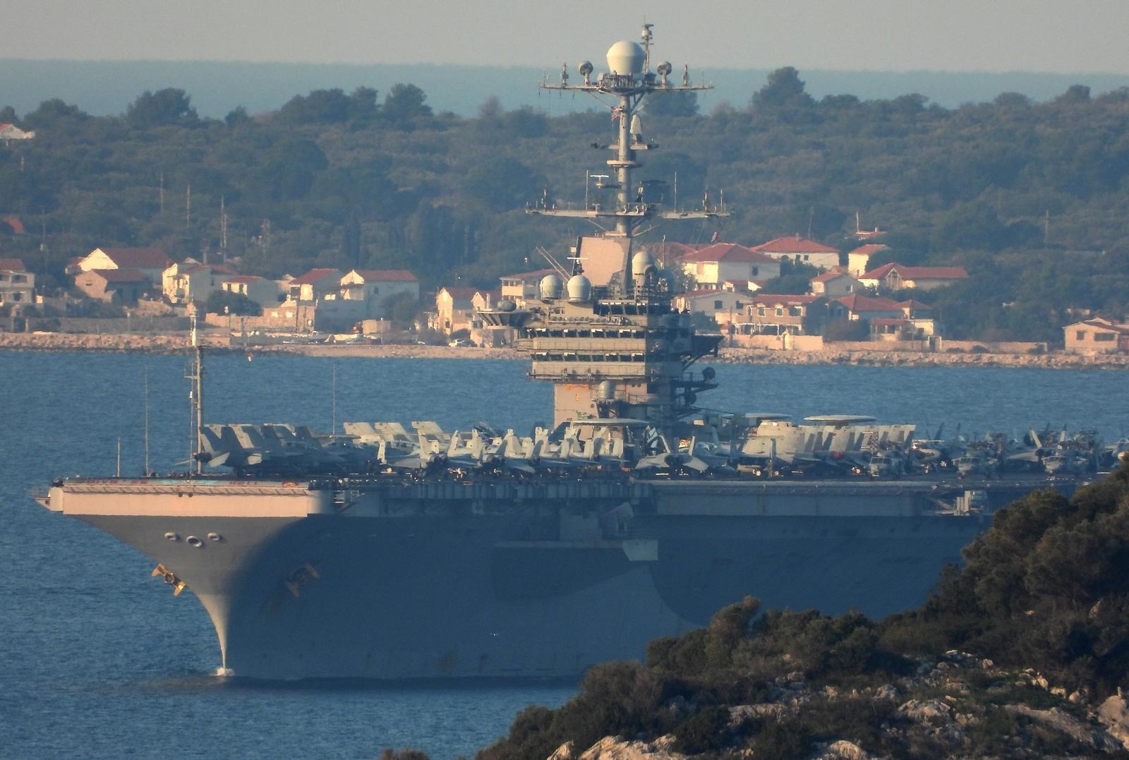 Američki nosač aviona stigao do Splita, pogledajte fotografije