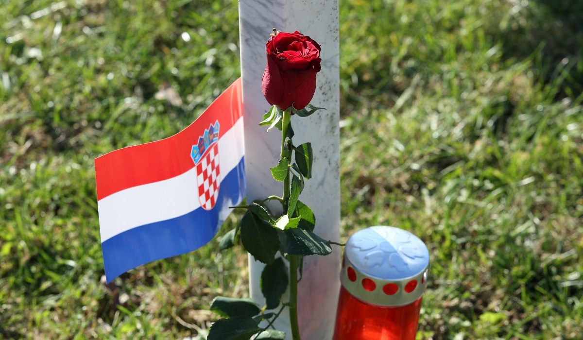 Na grobove branitelja na Memorijalnom groblju položene ruže