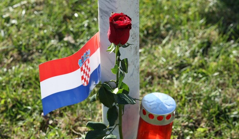 U Vukovaru položen vijenac i upaljene svijeće povodom Oluje