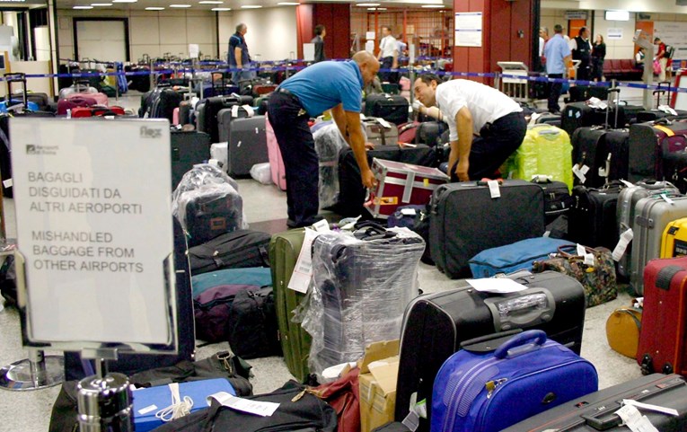 Nećete vjerovati što putnici ostavljaju u avionima (dijamante, mačeve, pa i robote)