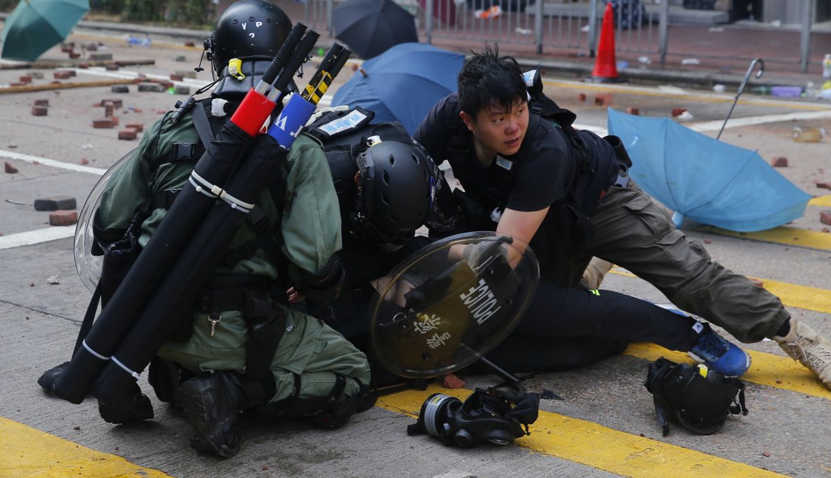 Kaos u Hong Kongu: Policija napala kampus, studenti pokušavaju pobjeći