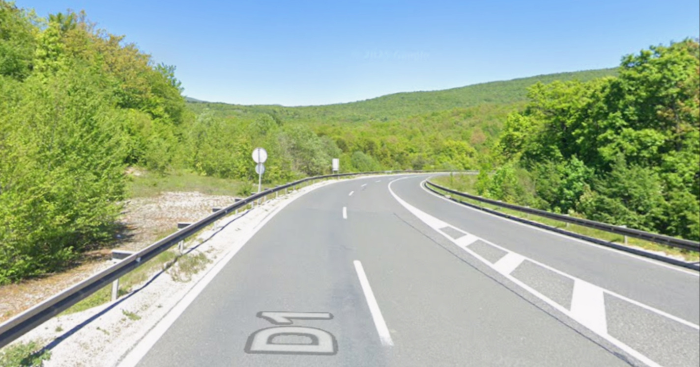 Vozač (88) u Lici izazvao sudar, motociklist teško ozlijeđen