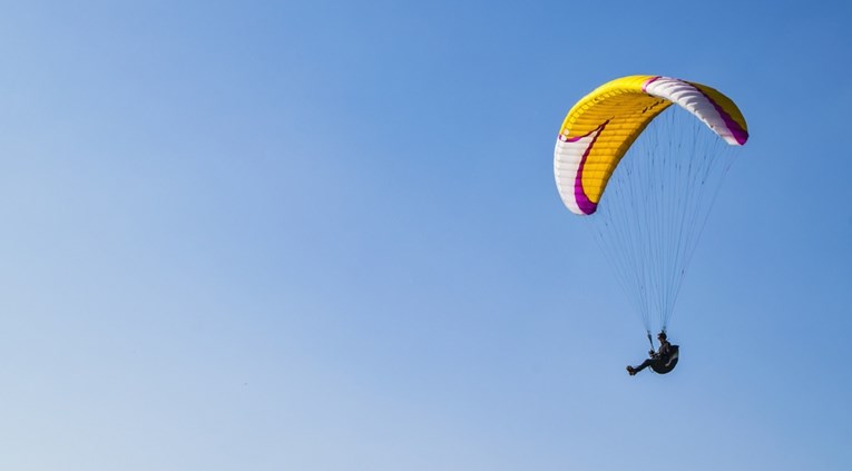 Slovenac (64) u Istri pao s paraglajdera i teško se ozlijedio