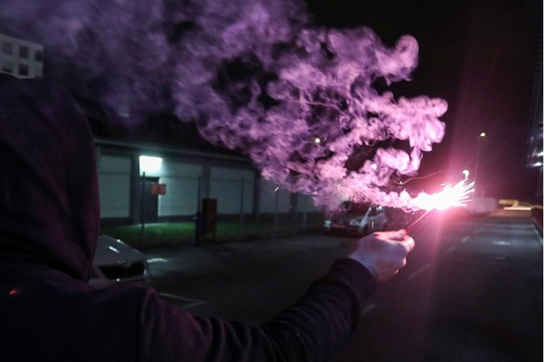 Majka dječaku u Istri kupila jake petarde, policija ga zatekla kako ih baca po cesti