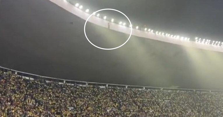 VIDEO Jednom rukom se držao za krov stadiona. Sve radi proslave titule