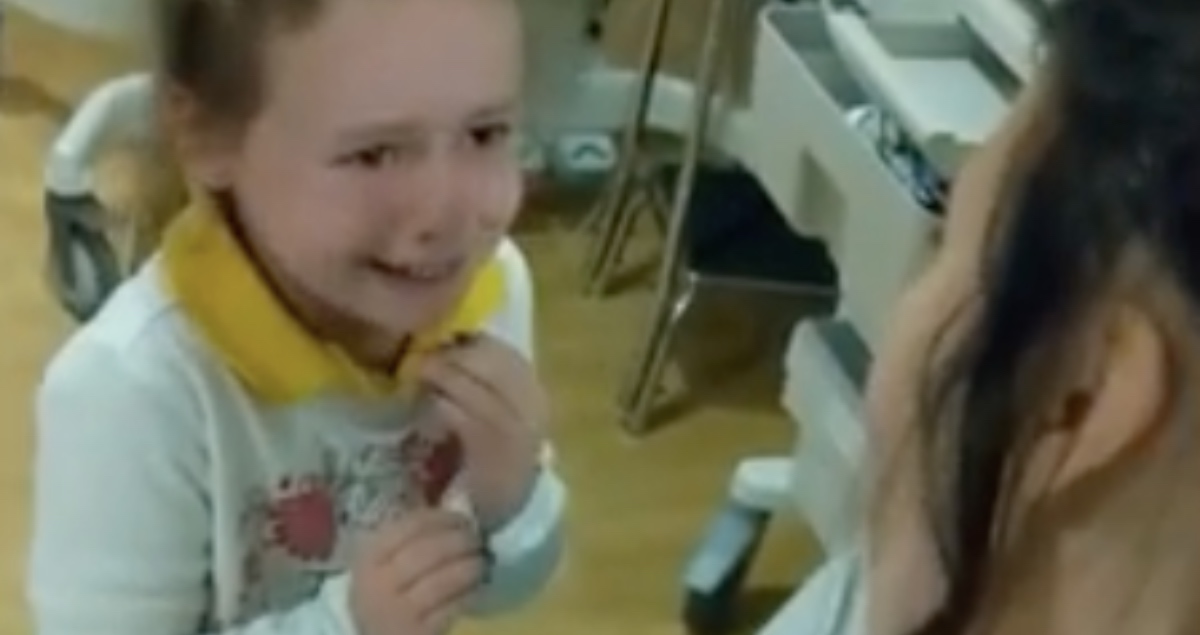 VIDEO Djevojčica nije mogla suspregnuti suze kad je upoznala mlađu sestru