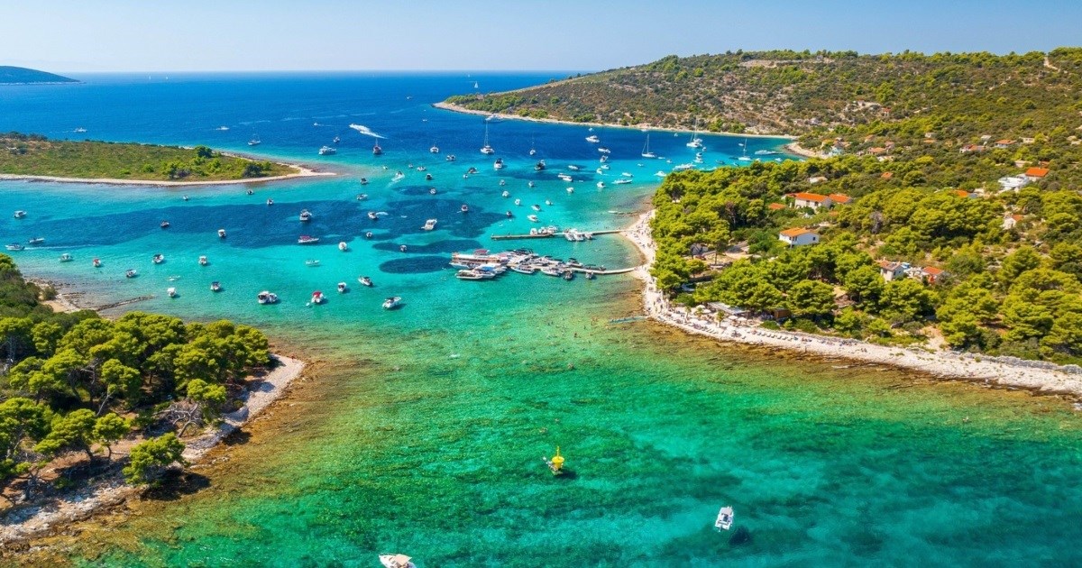 Otok na kojem vrijeme kao da je stalo: Drvenik Veli osvaja tirkiznim morem i tišinom