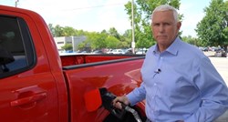 Mike Pence ismijan zbog spota na kojem toči gorivo: "Nisi koristio benzinsku pumpu?"