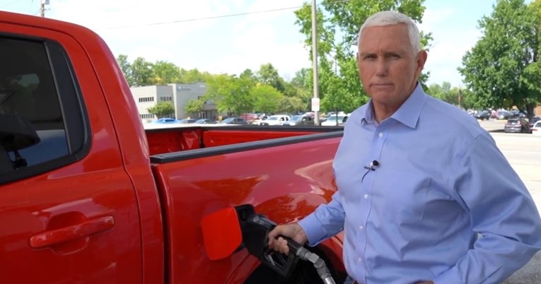 Mike Pence ismijan zbog spota u kojem toči gorivo: "Nisi koristio benzinsku pumpu?"