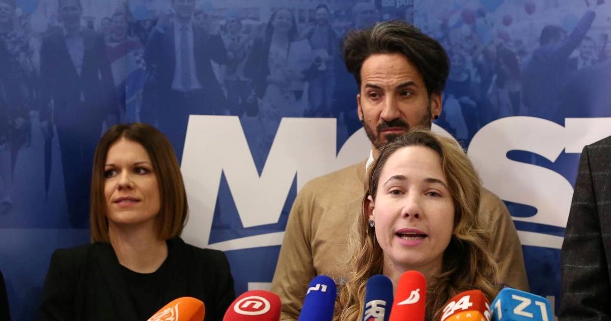 Most sutra predaje potpise za referendum