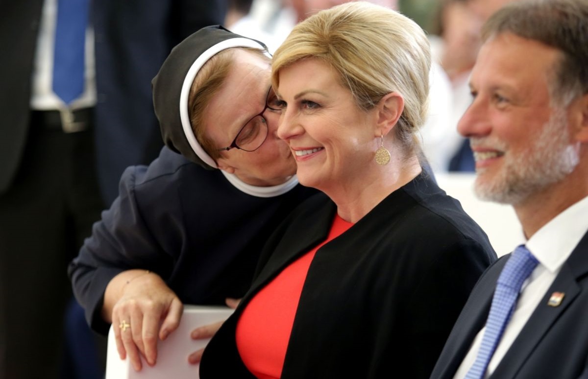 Časna sestra poljubila Kolindu u Kninu