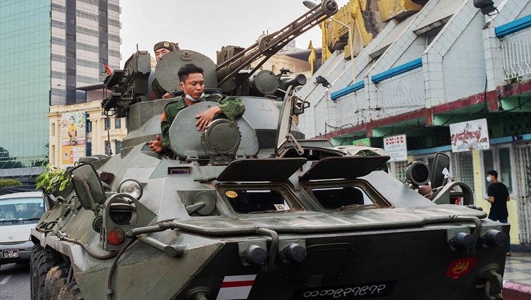 Neredi u Mjanmaru: Vojska pucala na prosvjednike, oklopna vozila blokirala gradove