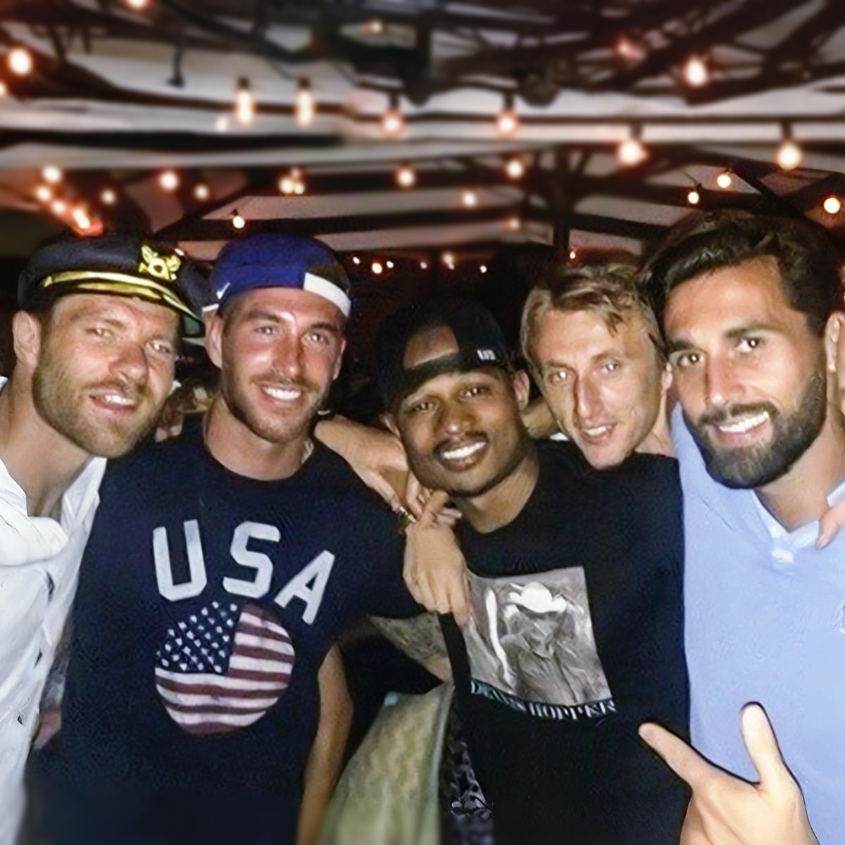 Modrić, Xabi, Ramos i košarkaški repezentativac Hrvatske. Hit slika iz prošlosti