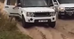 VIDEO Uživali na safariju pa hitro poskakali u aute kad su uočili opasnost