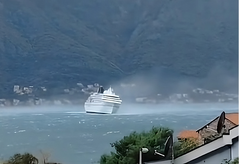VIDEO Pogledajte kako je vjetar nagnuo kruzer kod Boke Kotorske
