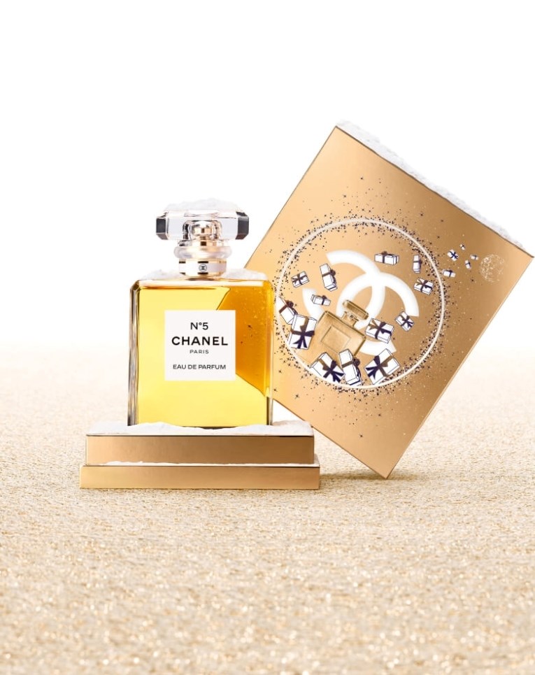 Chanel ima No. 5 parfem u bo ici od 900 ml. Ko ta 6405 eura Index.hr