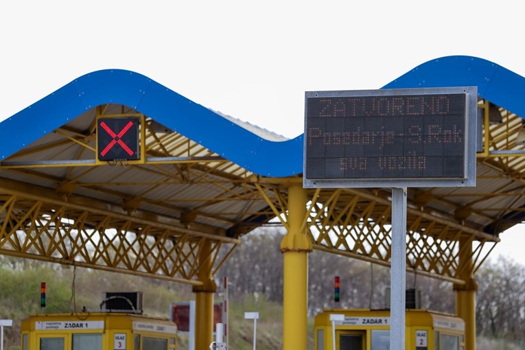 Zbog bure ograničenja za kamione, autobuse i motocikle. Vozite oprezno