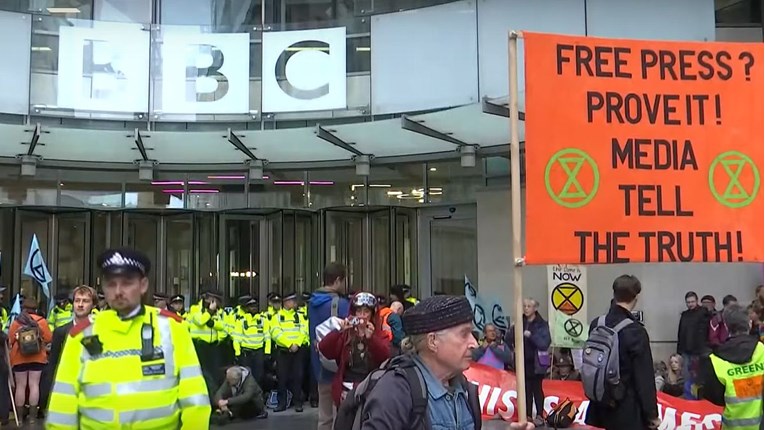 Klimatski prosvjednici blokirali ulaz u sjedište BBC-ja u Londonu