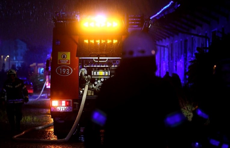 Gorjela vikendica kod Zagreba, jedna osoba ozlijeđena