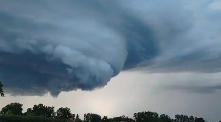 VIDEO Ovo je oblak kod Našica. "Kao iz filma Dan poslije sutra"