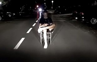 Dječak u Osijeku u mraku sjedio nasred ceste, vozač u zadnji tren zaustavio auto