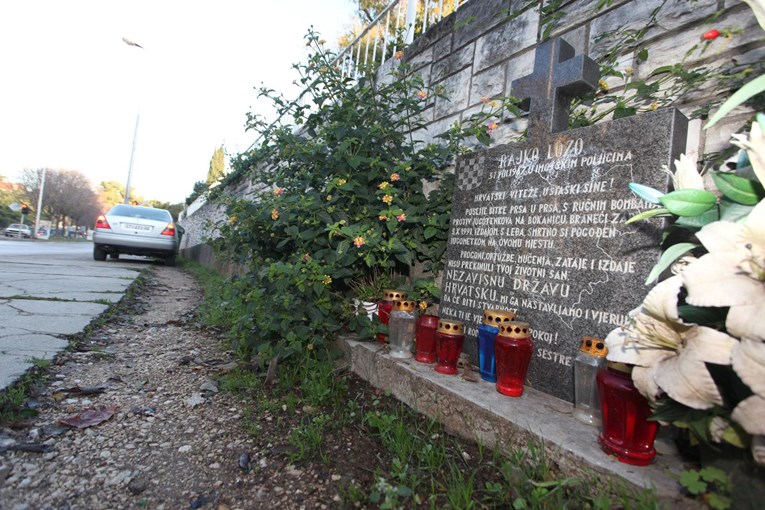 Uklonjena spomen-ploča branitelju na kojoj je pisalo "ustaški sin", zasad nema nove