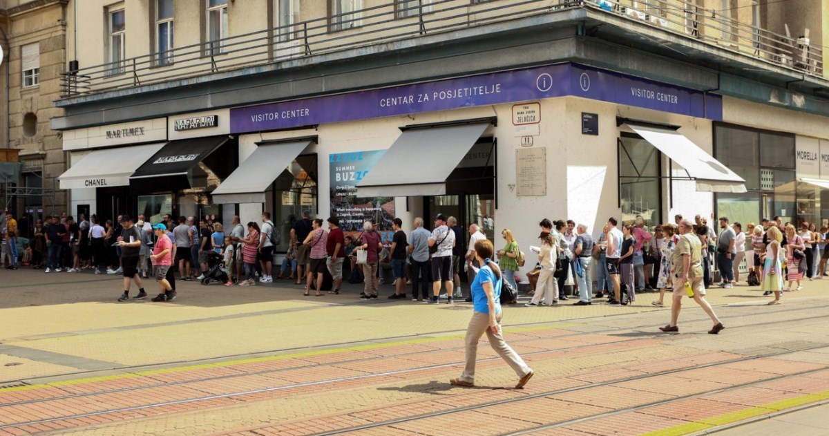 FOTO Zagrepčani stoje u redu kako bi kupili kovanicu s motivom Pelješkog mosta