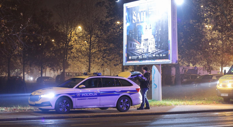 Mladić u Zagrebu bježao ukradenim autom. Udario u parkirani auto, probio ogradu...