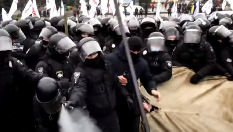 VIDEO Sukob policije i protivnika mjera u Kijevu, 40 policajaca ozlijeđeno suzavcem