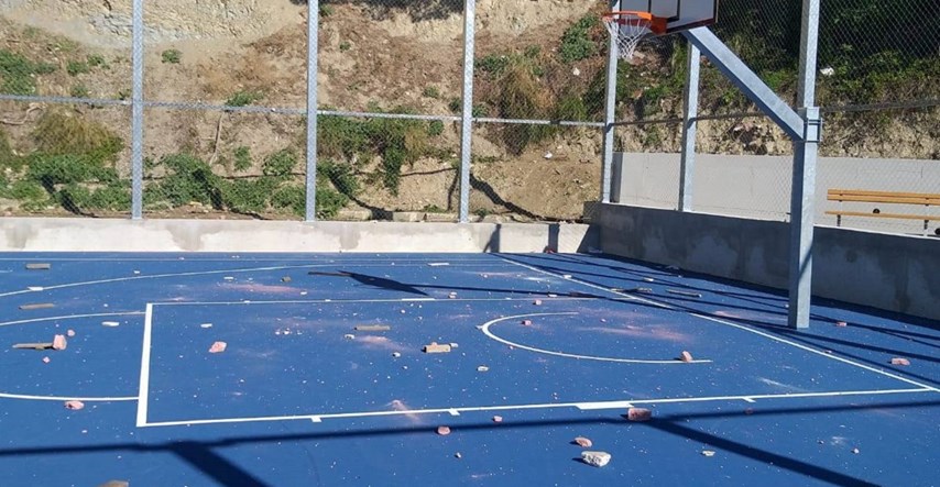 FOTO U Splitu kamenjem i ciglama razbijali novo igralište, Opara objavio slike