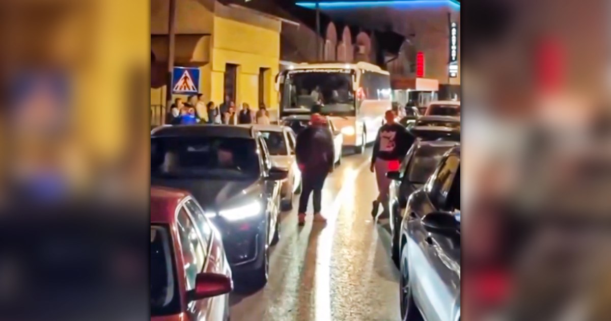 Građani zapjevali Halidove pjesme dok su čekali u koloni na graničnom prijelazu