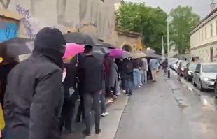 VIDEO Golemi redovi na biralištu u Zagrebu i po kiši. Moći će glasati i nakon 19