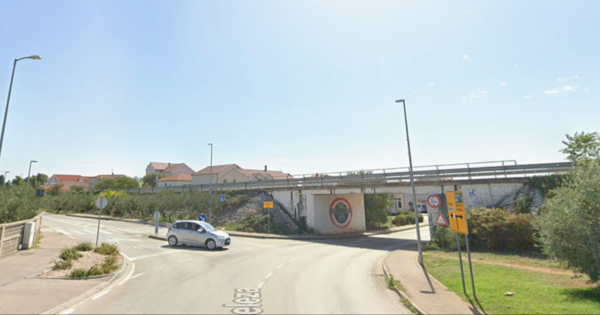 Lažni policajci u Vodicama uvjerili ženu (71) da im preda tisuće eura