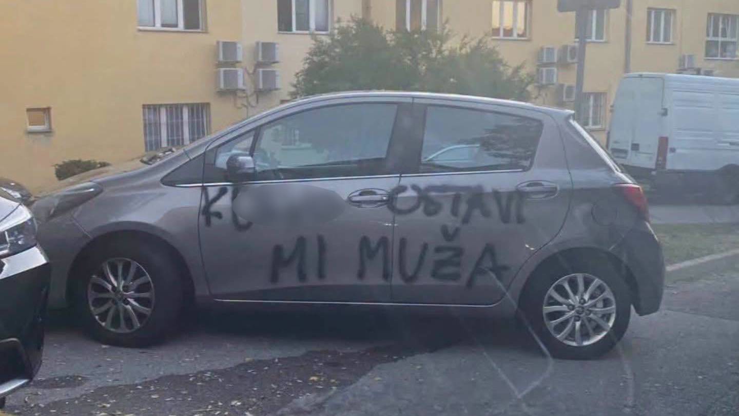 Širi se fotografija navodne poruke na autu u Rijeci: "Ku*vo, ostavi mi muža"