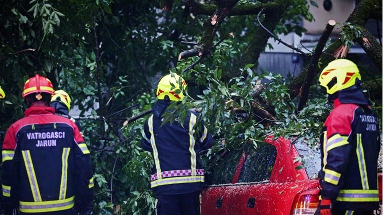 Zagrebački vatrogasac noćas na intervenciji slomio rebro. Na intenzivnoj je