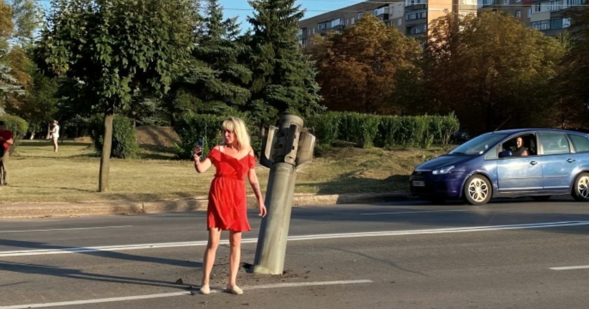 Žena bacala selfije pored rakete koju su Rusi bacili na Kramatorsk. Fotka je viralna