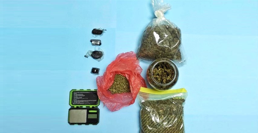 Mladiću (22) pretresli kuću u Trogiru, našli 900 grama marihuane i hašiša