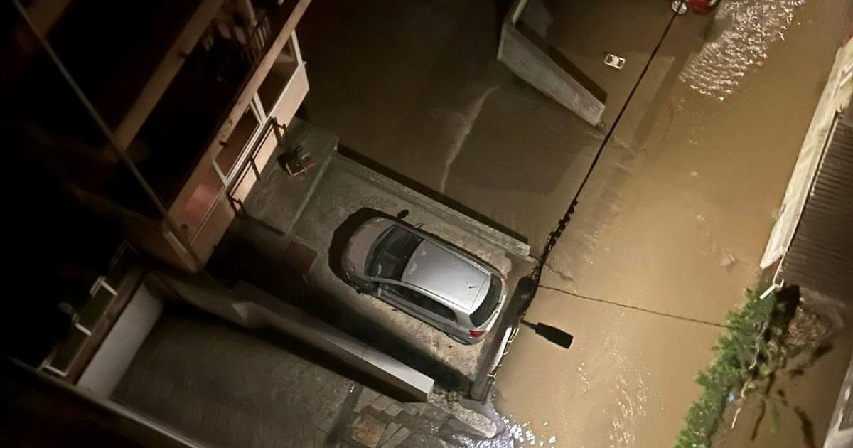 VIDEO Na zagrebačkoj Trešnjevci pukla vodovodna cijev, ulica je pod vodom