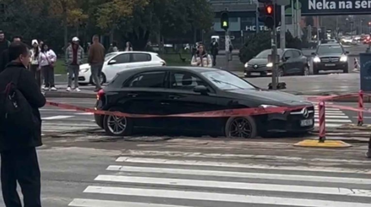 VIDEO Mercedes upao u rupu od radova u Zagrebu. Par sati prije u rupi bio taksi