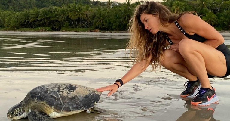 VIDEO Slavna manekenka spasila morsku kornjaču koja se zaplela u ribarsku mrežu