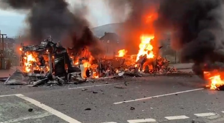 Novi val nasilja u Sjevernoj Irskoj, rulja zapalila bus, ozlijeđeno više policajca