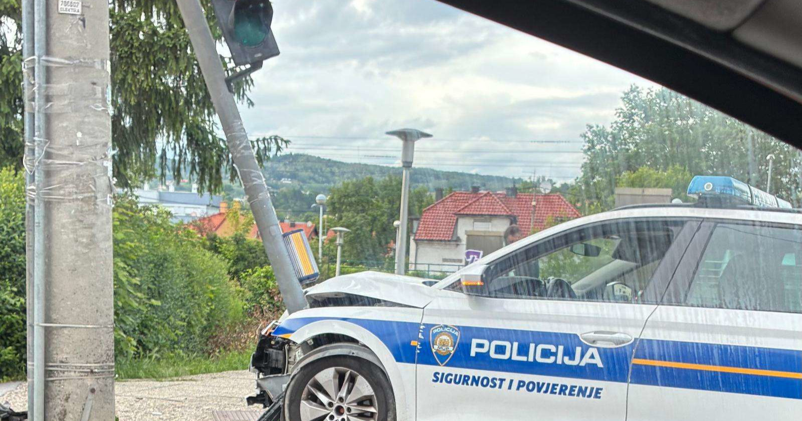 Policijski auto udario u stup semafora u Zagrebu