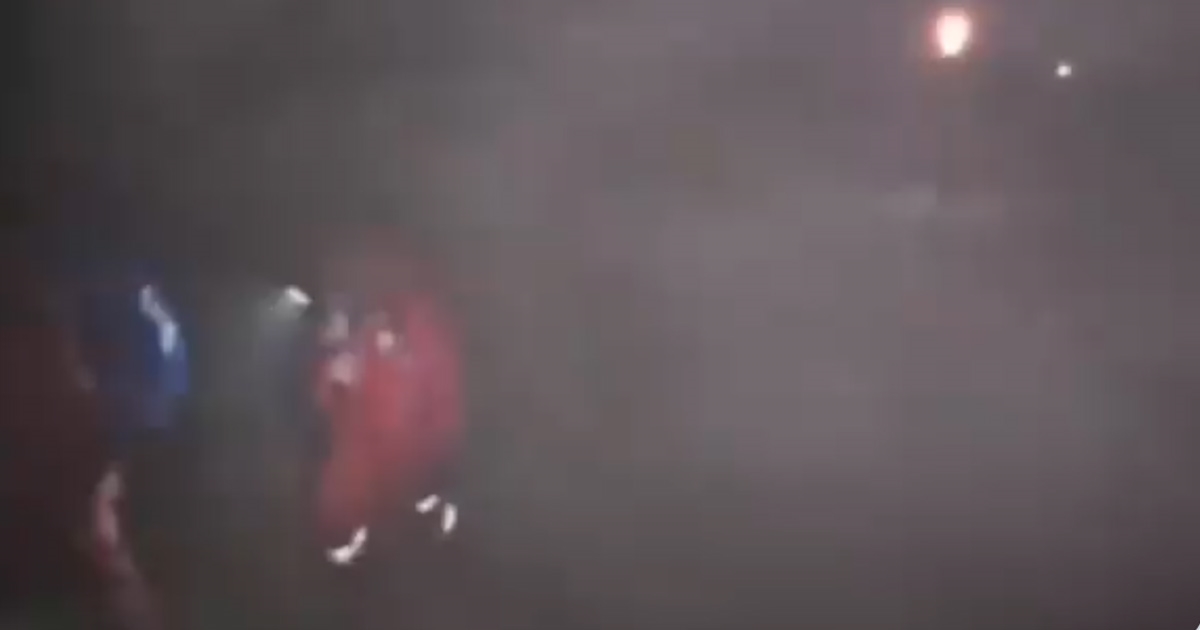 VIDEO Mrak, magla, kiša i niske temperature stvaraju probleme spasiocima u Iranu
