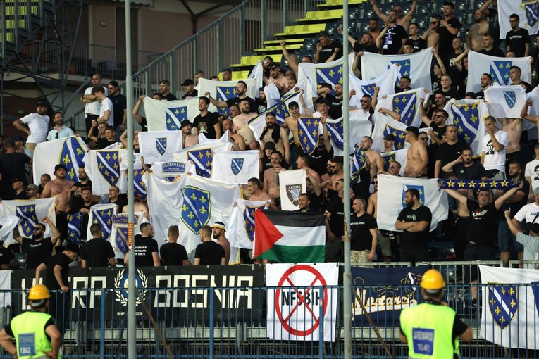 Hrvatski političar od FIFA-e traži zabranu zastave BiH navijača