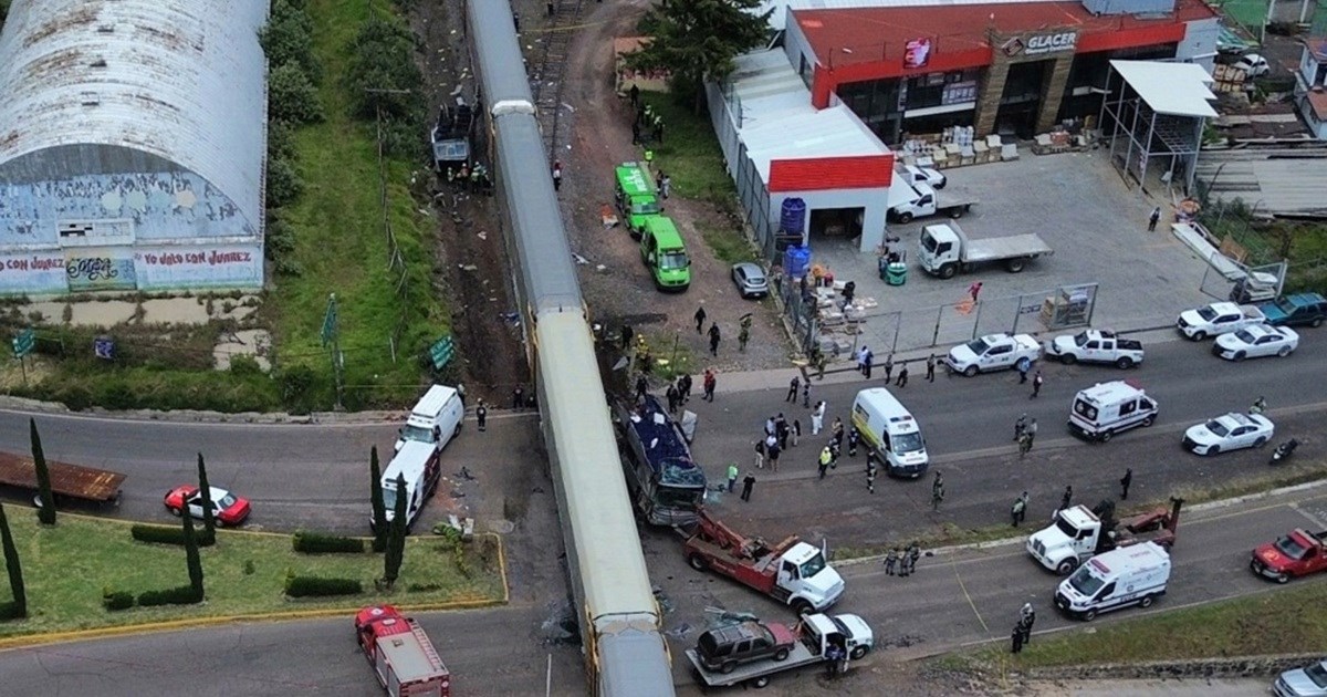 Raste broj mrtvih u sudaru vlaka i autobusa u Meksiku. Deseci ozlijeđenih