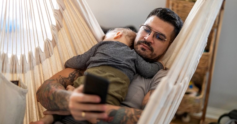 Studija: Novi roditelji guglaju o bebama 6 puta dnevno, a evo što ih najviše zanima