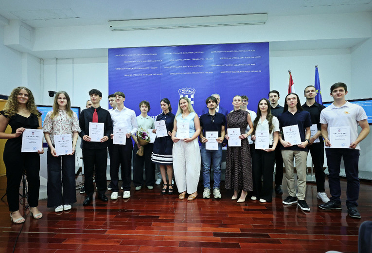Ministarstvo nagradilo najbolje ovogodišnje maturante. "Vi ste naš društveni kapital"