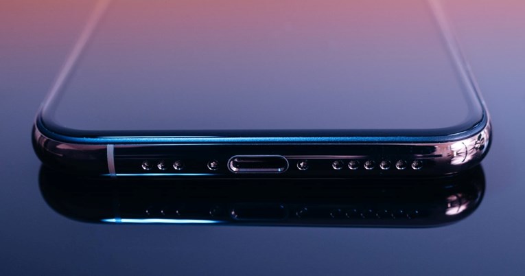 Appleov plan: iPhone bez tipki, utora i vidljivih kamera?