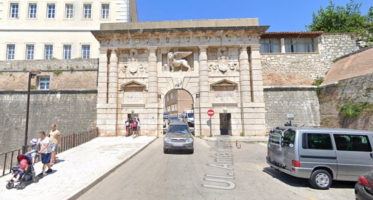 Motociklistica (22) se u Zadru zabila u renesansni spomenik i poginula