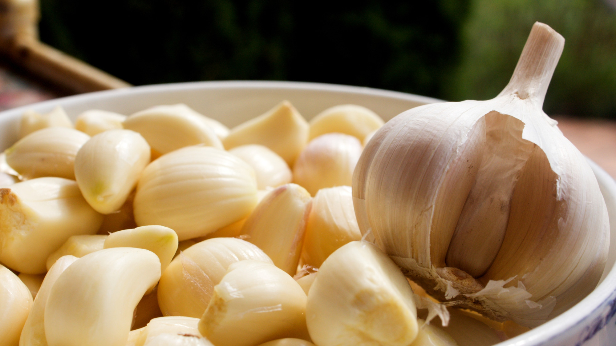 Jednostavan trik za guljenje veće količine češnjaka - i vrijedi ga probati